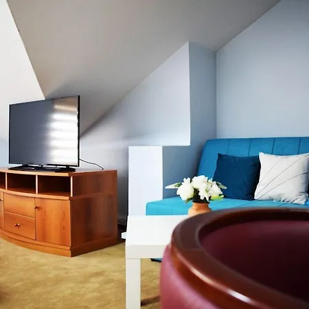 מלון Aristocrat & Fish Restaurant 3*