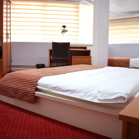 Aristocrat & Fish Restaurant מלון 3*