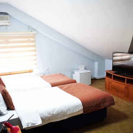 Aristocrat & Fish Restaurant מלון