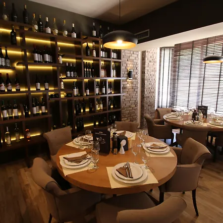 Aristocrat & Fish Restaurant מלון 3*