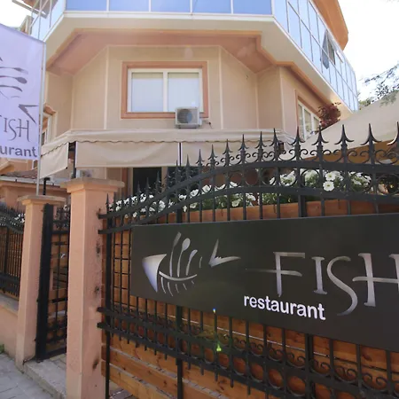Aristocrat & Fish Restaurant מלון