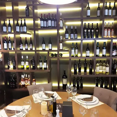 מלון Aristocrat & Fish Restaurant 3*