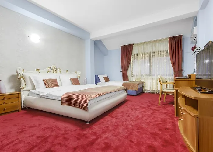 Отель Aristocrat & Fish Restaurant