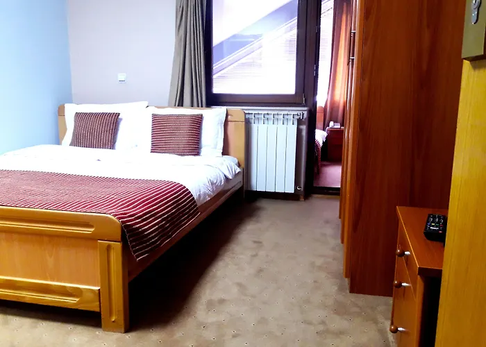 Отель Aristocrat & Fish Restaurant 3*